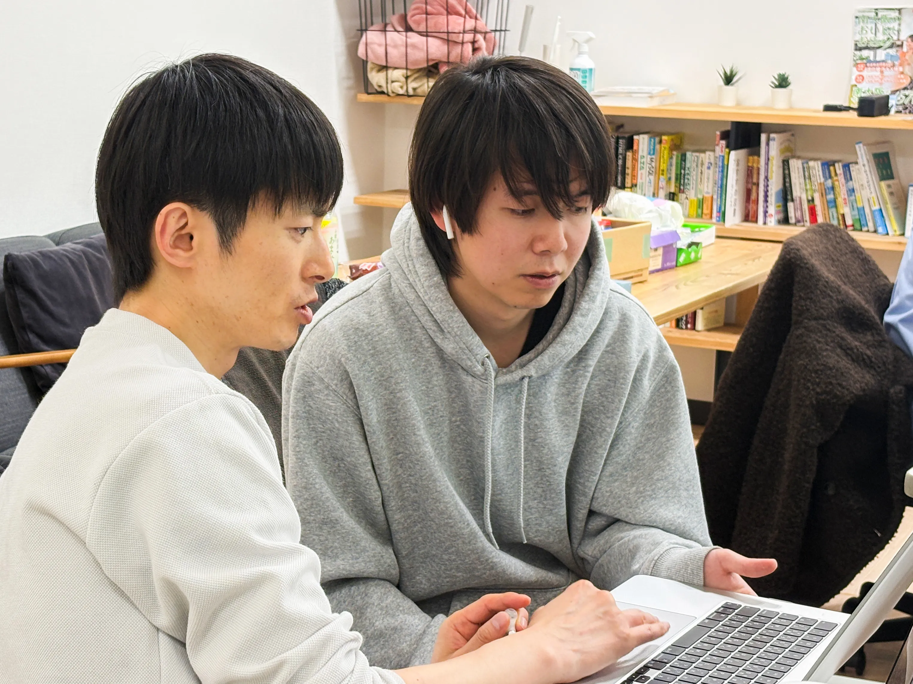 講師が受講生の手元を見ながら操作方法を教える様子