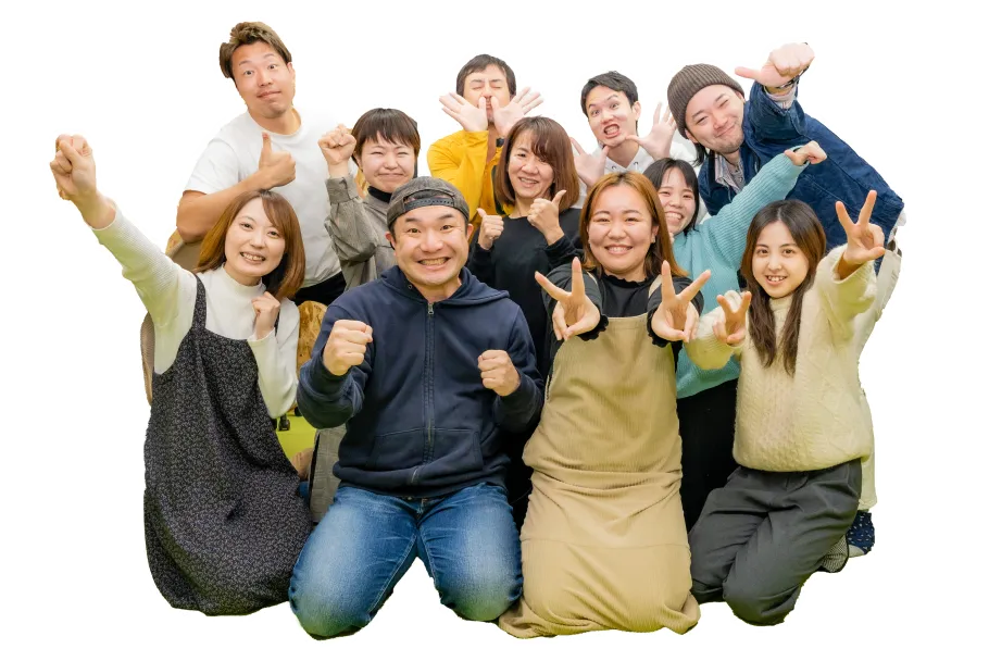 合宿を終えて笑顔でガッツポーズをする受講生たちの集合写真