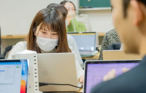 ゴリフリ受講生の女性生徒がプログラミングしている状態
